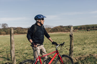 Mountainbiker mit Fahrradhelm - GUSF00634