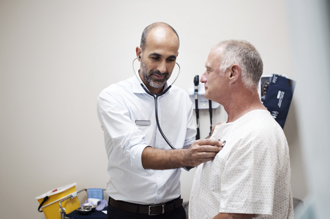 Arzt prüft die Herzschläge eines Patienten, lizenzfreies Stockfoto