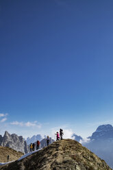 Niedriger Blickwinkel von Wanderern auf dem Berg gegen blauen Himmel - CAVF39696