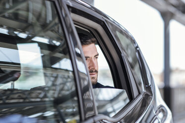 Geschäftsmann schaut durch ein Autofenster - CAVF39723