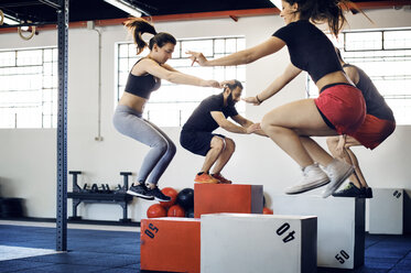 Athleten boxen beim Springen in der Turnhalle - CAVF39769