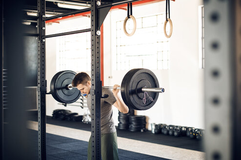 Mann hebt Langhantel im Fitnessstudio - CAVF39781