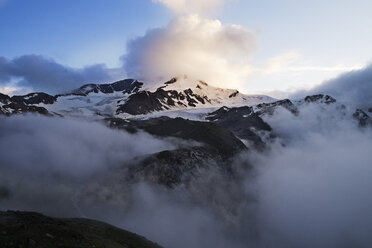 Blick auf einen schneebedeckten Berg mit Wolken - CAVF39831