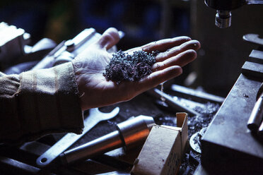 Ausgeschnittenes Bild eines Arbeiters mit Spänen in einer Werkstatt - CAVF39903