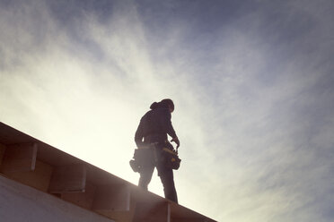 Niedriger Blickwinkel auf Architektur, die auf einem Dachbalken steht, an einem sonnigen Tag - CAVF39985