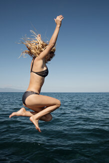 Sensuous Frau im Bikini Tauchen im Meer gegen klaren blauen Himmel - CAVF40014
