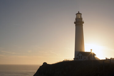 Niedriger Blickwinkel von Leuchtturm auf Klippe gegen Himmel - CAVF40016