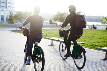 Freunde fahren Fahrrad auf einer Straße in der Stadt - CAVF40034
