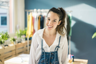 Portrait of smiling fashion designer in her studio - MOEF01005