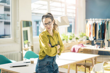 Porträt einer lächelnden Modedesignerin in ihrem Atelier - MOEF01022