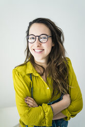 Porträt einer lächelnden jungen Frau mit Brille - MOEF01025