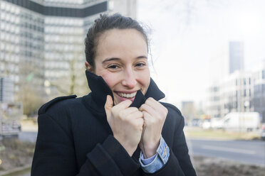 Deutschland, Essen, Porträt einer frierenden jungen Frau - MOEF01037