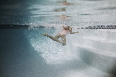 Tiefschnitt eines Mädchens beim Schwimmen im Pool - CAVF40102