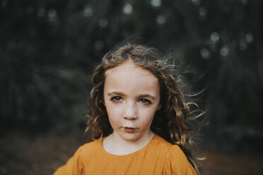 Porträt eines Mädchens im Hinterhof stehend - CAVF40129