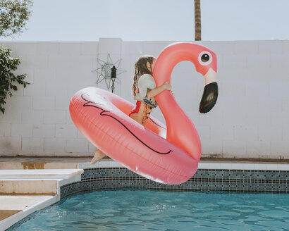 Mädchen springt mit Gummiente im Schwimmbad - CAVF40143