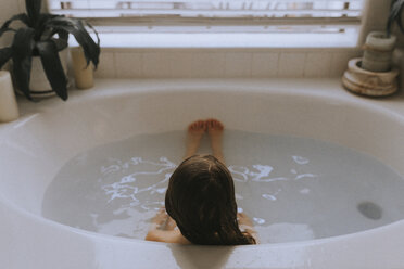 Hohe Winkel Ansicht des Mädchens in der Badewanne entspannen - CAVF40145