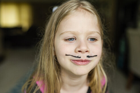 Mädchen mit Schnurrbart Gesicht malen zu Hause - CAVF40304