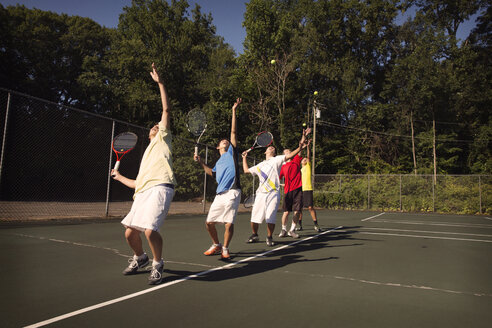 Spieler stehen in einer Reihe und spielen Tennis auf dem Platz - CAVF40395