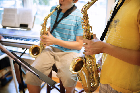 Jungen üben zu Hause Saxophon - CAVF40401