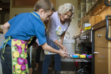 Familie backt Cupcakes im Ofen zu Hause - CAVF40480
