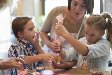 Familie macht Cupcakes in der Küche - CAVF40492