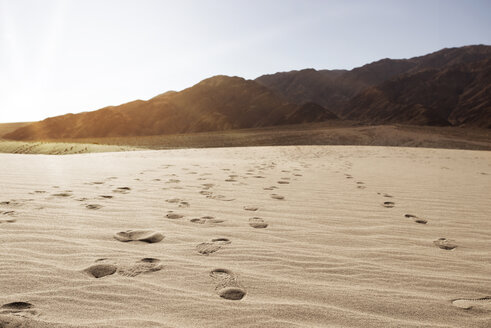 Fußabdrücke auf Sand gegen den klaren Himmel - CAVF40595