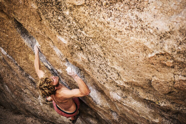 Hohe Winkel Ansicht von shirtless Wanderer Klettern Felsen - CAVF40608