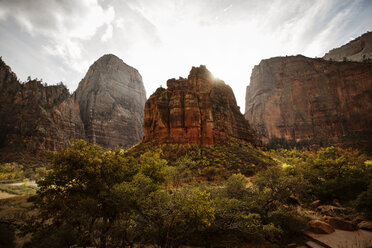 Niedriger Blickwinkel auf eine Felsformation gegen den Himmel im Zion National Park - CAVF40620