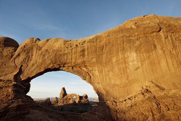 Natürlicher Bogen vor blauem Himmel im Arches National Park - CAVF40625