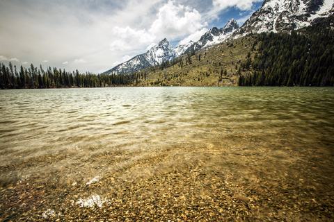 Aussicht auf einen See bei bewölktem Himmel im Grand Teton National Park, lizenzfreies Stockfoto