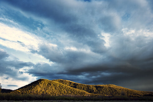 Niedriger Blickwinkel auf eine Wolkenlandschaft über einem Berg im Grand Teton National Park - CAVF40646