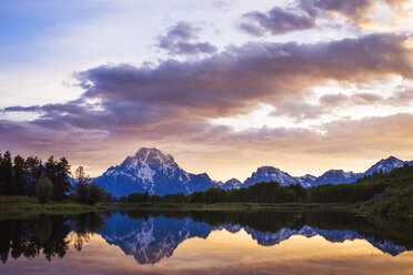 Malerischer Blick auf den See am Berg gegen den bewölkten Himmel bei Sonnenuntergang - CAVF40654