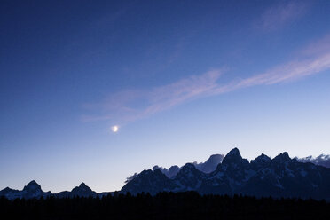 Niedriger Blickwinkel auf schneebedeckte Berge gegen den Himmel in der Abenddämmerung - CAVF40664