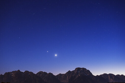 Aussicht auf schneebedeckte Berge gegen den Himmel in der Abenddämmerung - CAVF40667