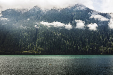 Blick auf den See und die wolkenverhangenen Berge im Mt. Rainier National Park - CAVF40674