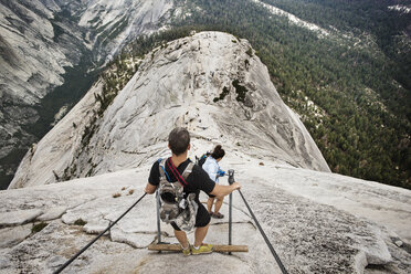 Wanderer beim Abstieg von einer Felsformation im Yosemite National Park - CAVF40694