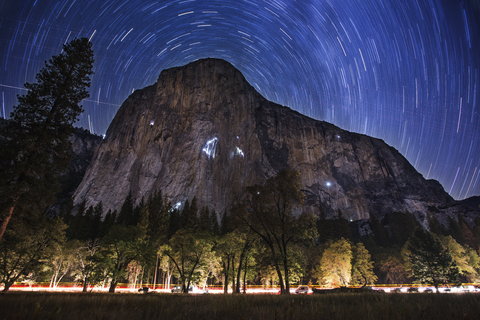 Blick auf die Sternentests über dem Berg im Yosemite-Nationalpark, lizenzfreies Stockfoto