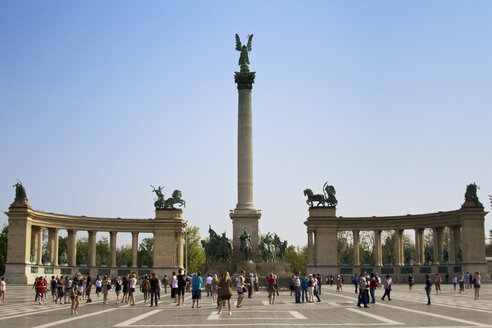 Touristen auf dem Heldenplatz bei klarem Himmel - CAVF40715