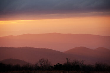 Aussicht auf Gebirgszüge gegen den bewölkten Himmel bei Sonnenuntergang - CAVF40727