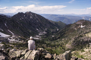 Wanderer mit Blick auf die Landschaft - CAVF40895