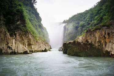 Blick auf Klippen und Wasserfall - CAVF40901