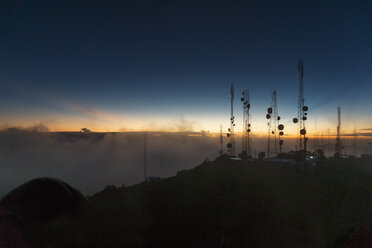 Silhouette der Fernmeldetürme am Volcan Baru bei Sonnenuntergang - CAVF40905