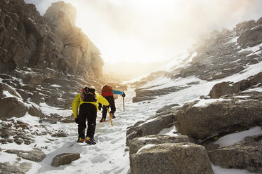 Tiefblick auf Männer, die auf dem schneebedeckten Mount Whitney wandern - CAVF40915