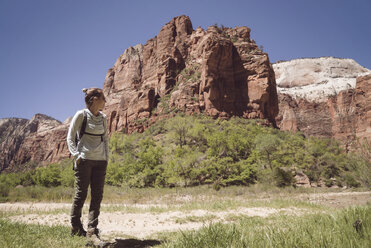 Frau steht am Berg im Zion National Park - CAVF40921