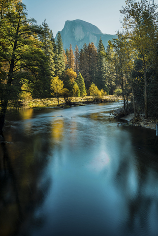 Landschaftlicher Blick auf den Fluss im Yosemite National Park, lizenzfreies Stockfoto