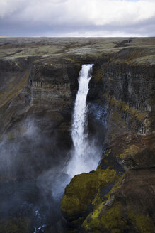 Blick auf den Haifoss-Wasserfall vor der Wolkenkulisse - CAVF40947