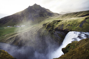Landschaftlicher Blick auf einen Wasserfall über einem Berg in Island - CAVF40953