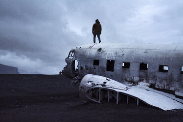 Rückansicht eines stehenden DC-3-Flugzeugs gegen bewölkten Himmel - CAVF40954