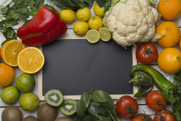 Verschiedene Früchte und Gemüse mit Vitamin C, Tafel - SKCF00423