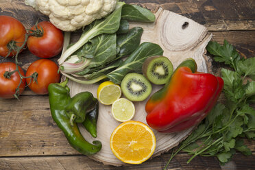 Verschiedene Früchte und Gemüse mit Vitamin C auf Holz - SKCF00425
